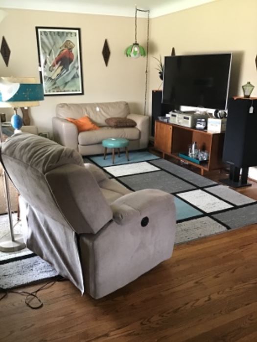 Lazy boy sleeper, Vintage pioneer receiver, motorized recliner, 1970 Daisy Lamp, rug , vermin Vega speakers 