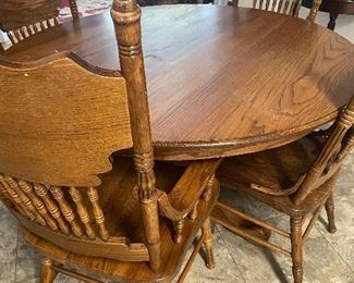 Beautiful Oak Pedestal Kitchen Table W/ 4 Chairs