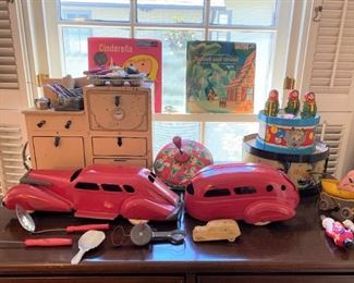 Look at those vintage toys!