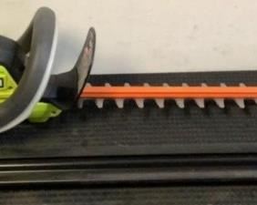 Located in: Chattanooga, TN
MFG Ryobi
Model RY40602VNM
Ser# LT20453D300150
24" Cordless Hedge Trimmer
Tested Works
**Sold As Is Where Is**