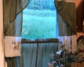 Like new kitchen curtains (3 sets)