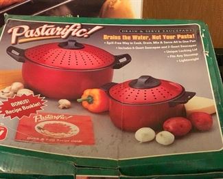 Drain and serve saucepan set