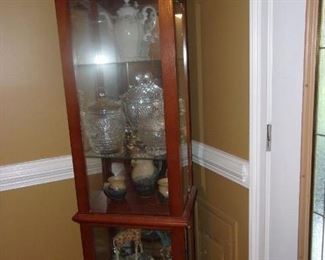 Lighted Curio Cabinet, Pottery, Crystal, etc