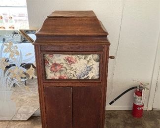 Silvertone phonograph--WORKS!