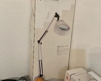 magnifying lamp in box