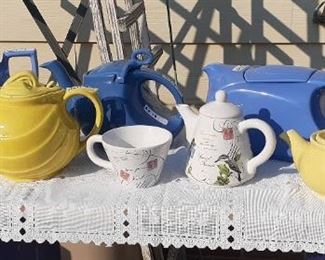 Tea pots. Pottery.
