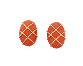 1022
A Pair Of Coral Earrings
18k yellow gold
Set with two cabochon corals, totaling 33.85cts, within a criss-cross of twisted gold wire work, with retractable posts and clip backs
1" L x .5" W
15 grams
Estimate: $2,000 - $3,000