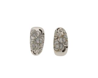 2069
A Pair Of Mother-Of-Pearl And Diamond Ear Clips
18k white gold
Designed as half hoops inlaid with mother-of pearl and round diamond flowers
.75" L
15.6 grams
2 pieces
Estimate: $500 - $700