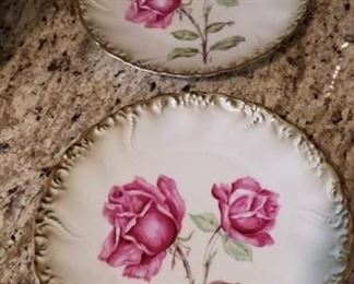 2 decorative plates with basket