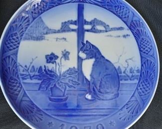 Royal Copenhagen plate: Christmas Horse and Cat