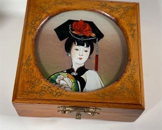 GROUP DECORATIVE MINIATURES | Including porcelain boxes, 2 figurines, etc.; plus a black painted jewelry display box in the form of a chiffarobe (h. 10 in.) 