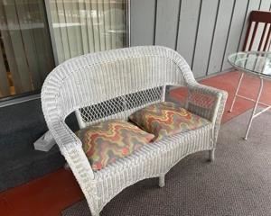 WICKER SETTEE