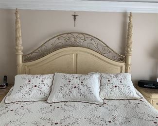 Stunning king bed w/2 night stands 