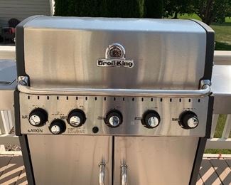 Broil King natural gas grill w/cover
