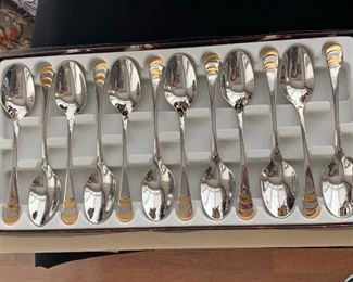 New w/box 12 stainless spoons w/gold plate stripes 