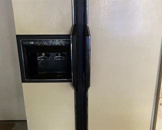 Amana Side by Side Refrigerator/Frost Free Freezer w/Ice Maker.