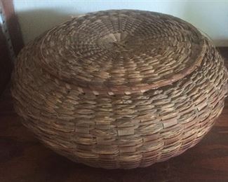 Vintage round woven grass Basket with Lid