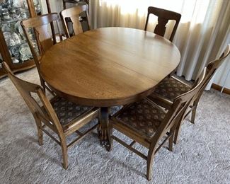 Antique Round Solid Oak Claw Foot Table On Casters With (1) Leaf And (6) Chairs