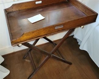 Tray on luggage stand