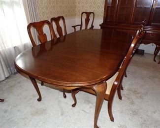 Cherry Queen Anne dining room table with four side chairs and two head table chairs.