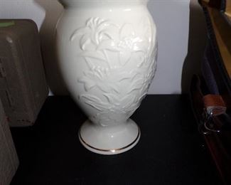 Few Lenox china pieces.