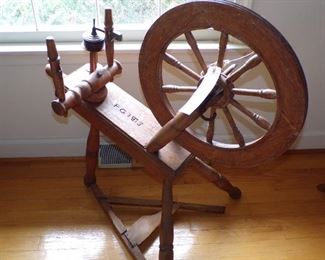 Spinning wheel in nice shape. Does need a belt.