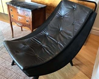 two loungers in black hairs with leather tufted leather top