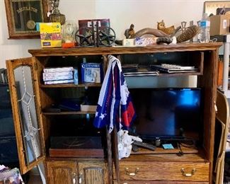 Clock
Entertainment Center
TV
miscellaneous