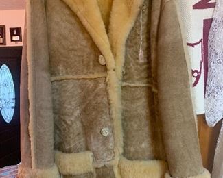 Authentic Vintage Sherpa Coat
Bought in Omaha, Nebraska and can withstand below freezing temps
Stunning piece
Large/Extra Large Unisex