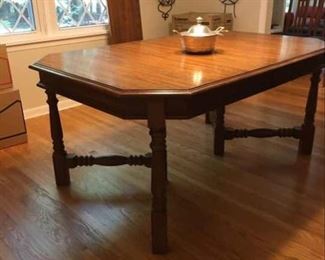 Pennsylvania House Table, up to 8 ft long with 2 leaves