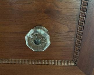 Drawer Knobs With Matching Details Of The Top