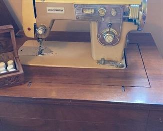 Nice vintage sewing machine in working order