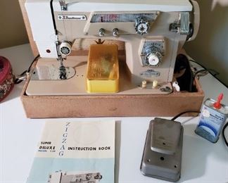 Stradivaro Super De Luxe Zig Zag Sewing Machine Model 139