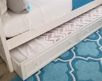 Trundle bed detail