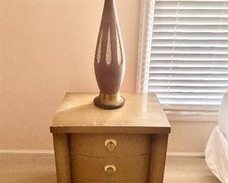 VINTAGE CHEST / EMD TABLE / SIDE TABLE AND LAMPS