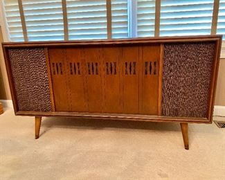 MCM TURNTABLE STEREO CABINET / RECORD PLAYER 