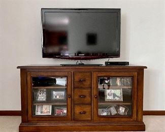 Flat screen TV / TV Stand