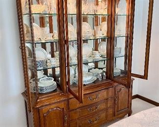 Lighted curio display cabinet 