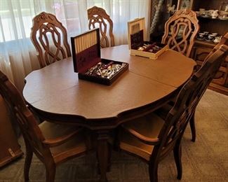 Vintage Dining Room Table & 6 Chairs W/ 2 Leafs