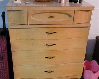 Dresser/Chest of Drawers