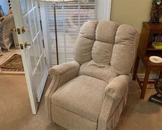 Swivel rocker recliner