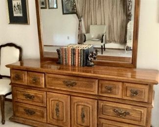 Rijo605 Broyhill Dresser And Mirror