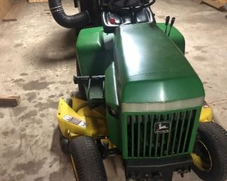 John Deere 318 tractor mower 