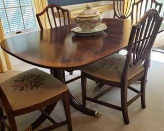 Mahogany banded double pedestal dining table with 2 leaves            