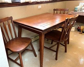 Kitchen table w/4 chairs and 2 pull out leaves 