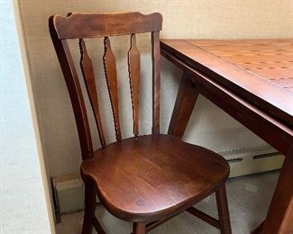 Kitchen/dining table w/4 chairs and 2 pull out leaves 