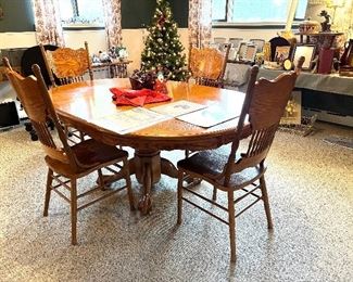 Kitchen/dining table w/4 chairs 
