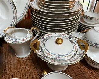 Theodore Haviland Limoges France bone china - Service for 12, plus serving pieces