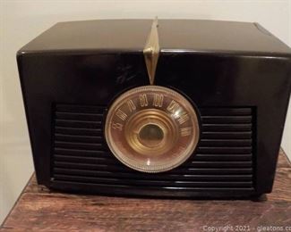 Vintage RCA Victor Small Table Radio