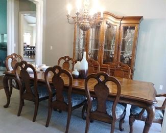 Thomasville Dining table w/8 chairs
